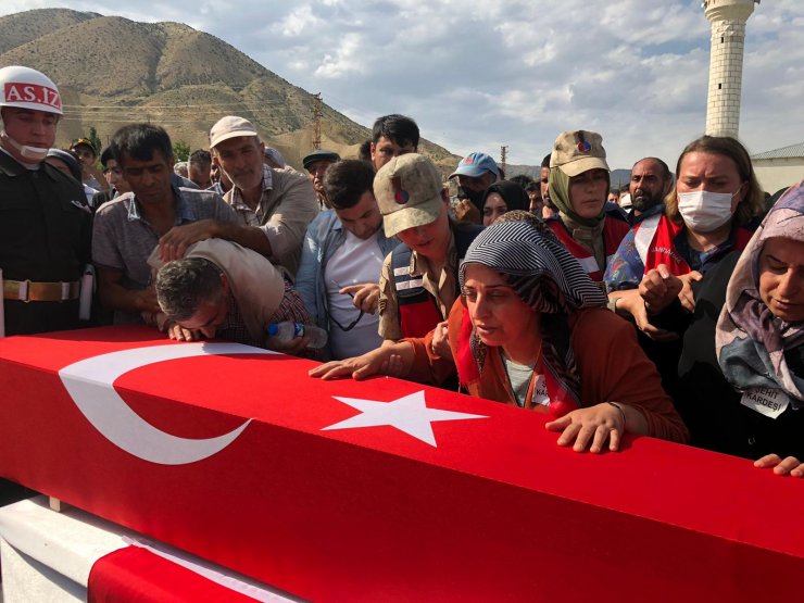 Şehit Uzman Çavuş Selahattin Taşkın, son yolculuğuna uğurlandı