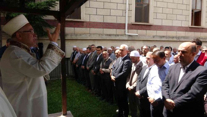 Selde hayatını kaybeden gencin ailesi hacdan geldi, cenazesi toprağa verildi