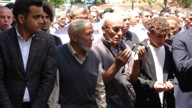 Selde hayatını kaybeden gencin ailesi hacdan geldi, cenazesi toprağa verildi