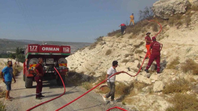 Silifke’de çalılık yangını büyümeden söndürüldü
