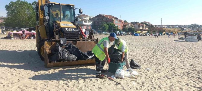 İlçenin nüfusu 1 milyona çıktı, tatilcilerden geriye tonlarca çöp kaldı