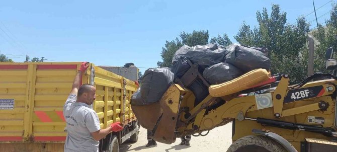 İlçenin nüfusu 1 milyona çıktı, tatilcilerden geriye tonlarca çöp kaldı