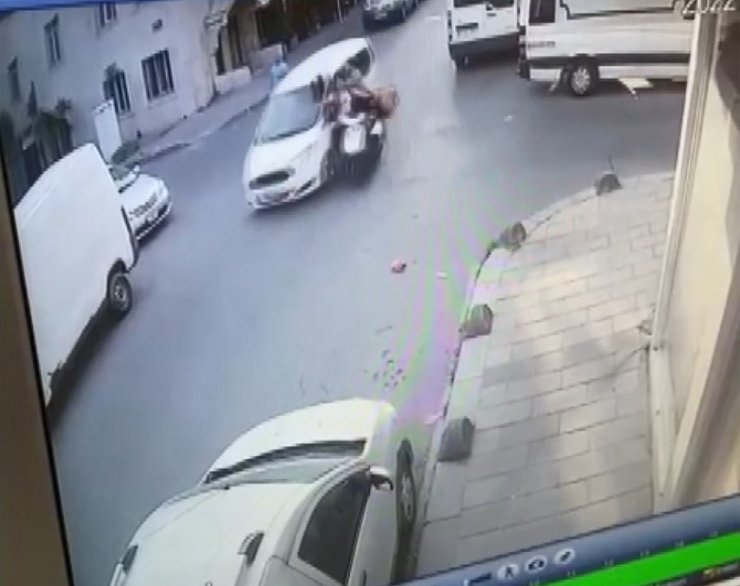 Trafik kazası sonrasında sürücülerin tekme ve yumruklu kavgası kamerada