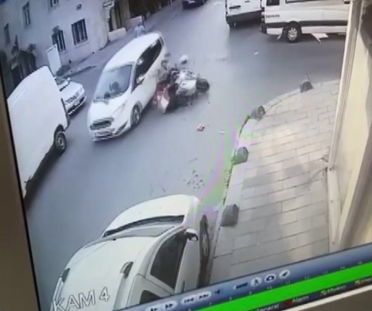 Trafik kazası sonrasında sürücülerin tekme ve yumruklu kavgası kamerada