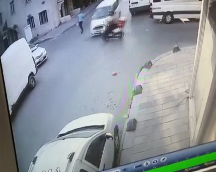Trafik kazası sonrasında sürücülerin tekme ve yumruklu kavgası kamerada