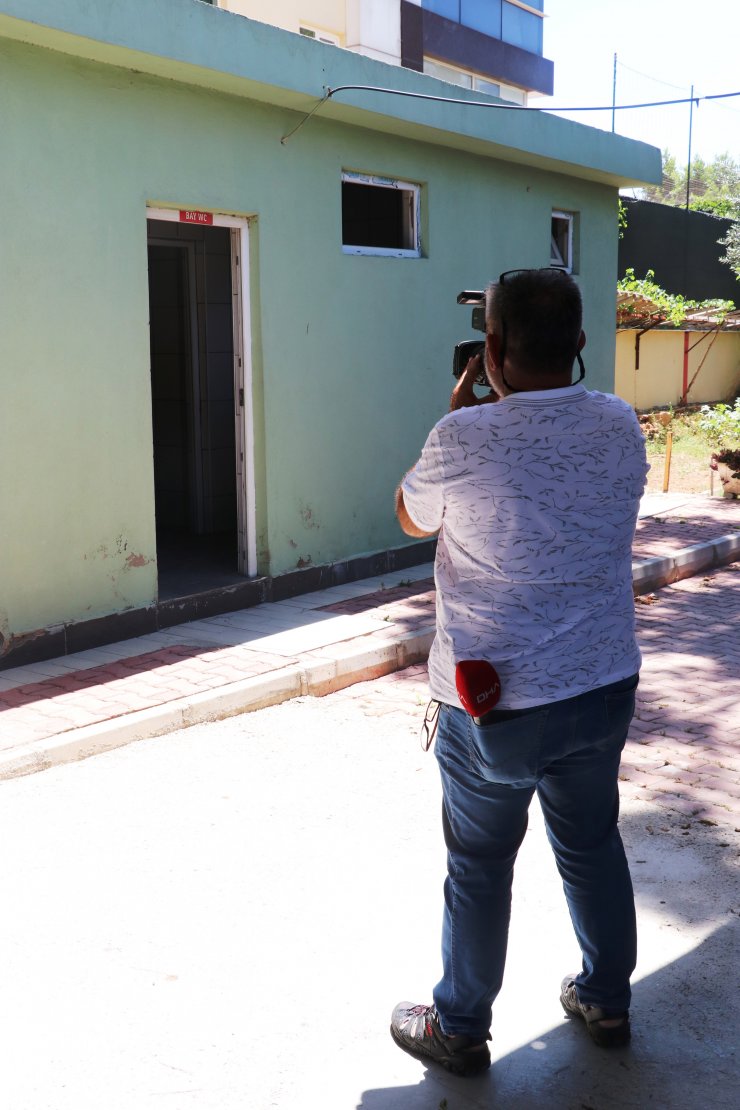 Yerinden söktüğü caminin tuvalet kapılarını omzuna alıp götürdü