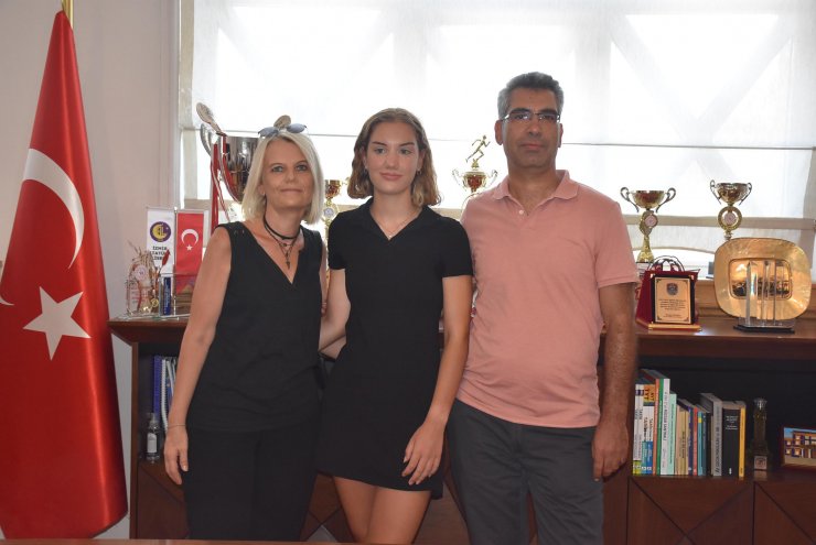 YKS'de AYT eşit ağırlık birincisi, İzmirli Selin oldu