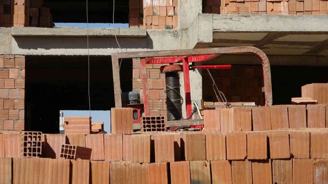 Yük asansörünün çarptığı işçi yaralandı