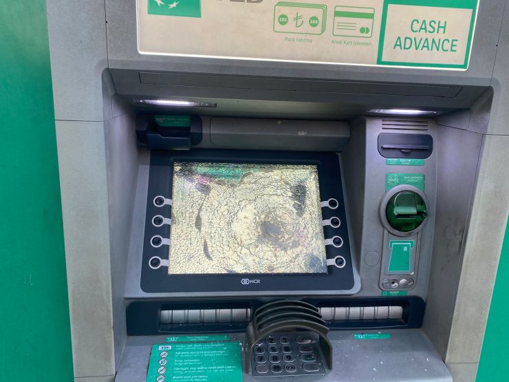 20 gün sonra aynı ATM'lere çekiçle zarar verdi
