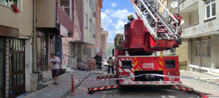 4 katlı binanın giriş katında yangın