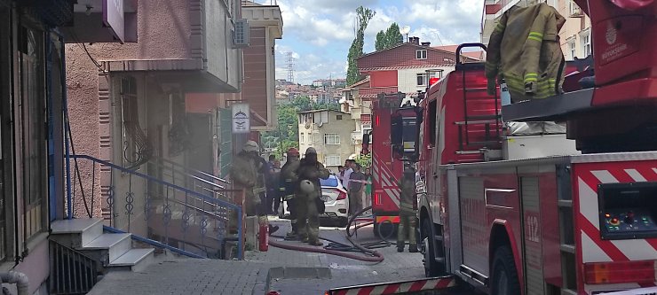 4 katlı binanın giriş katında yangın