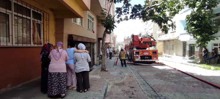 4 katlı binanın giriş katında yangın