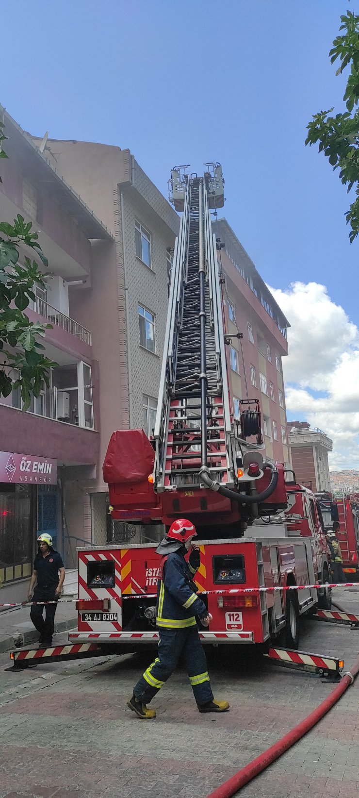 4 katlı binanın giriş katında yangın