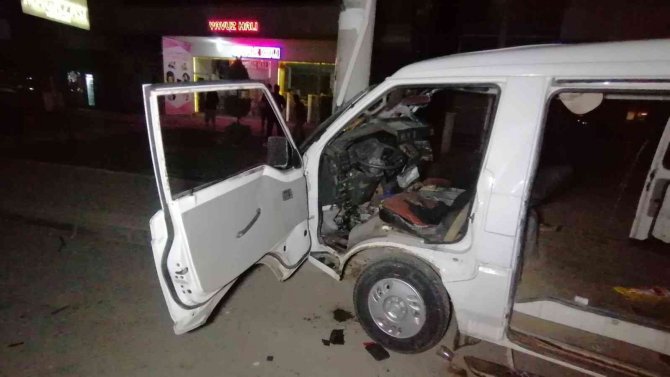 Antalya’da kamyonet elektrik direğine çarptı: 3 yaralı