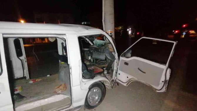 Antalya’da kamyonet elektrik direğine çarptı: 3 yaralı