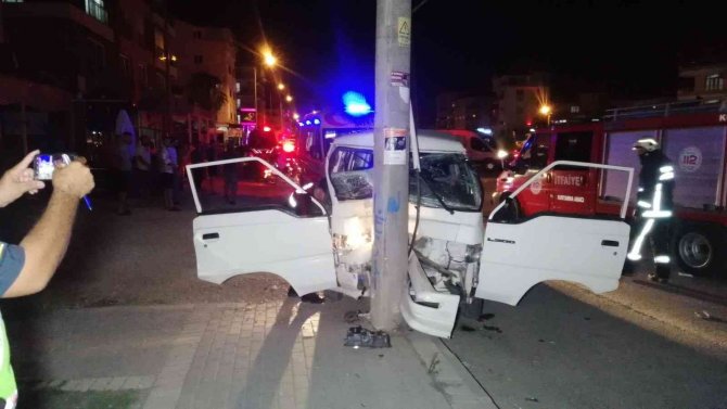 Antalya’da kamyonet elektrik direğine çarptı: 3 yaralı