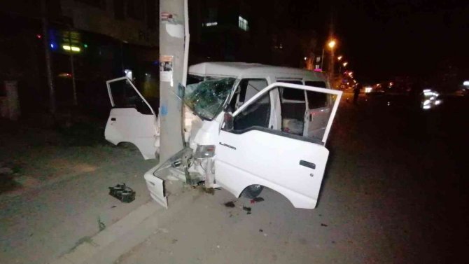 Antalya’da kamyonet elektrik direğine çarptı: 3 yaralı