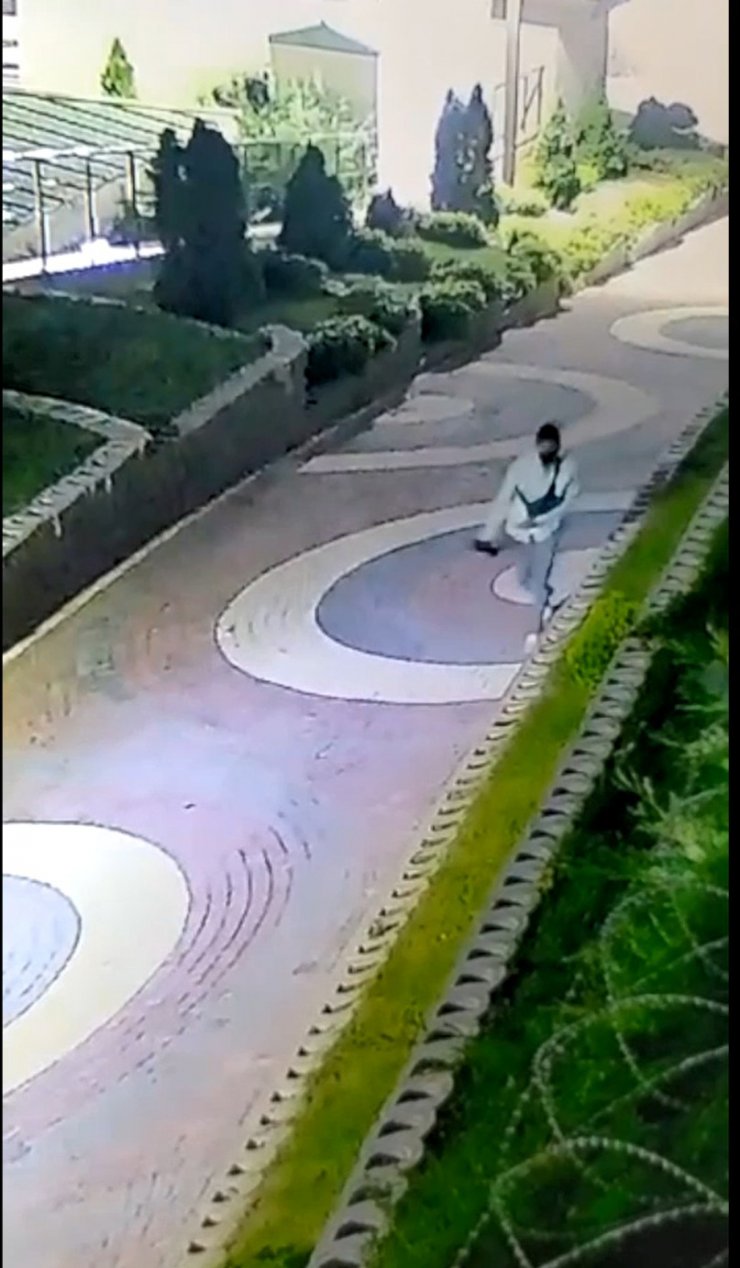 Başakşehir'de lüks sitedeki eve giren hırsız kamerada