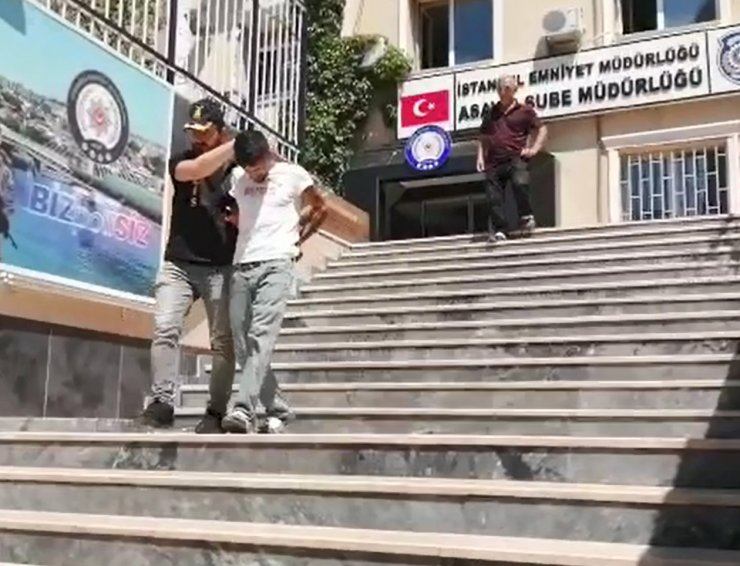 Başakşehir'de lüks sitedeki eve giren hırsız kamerada