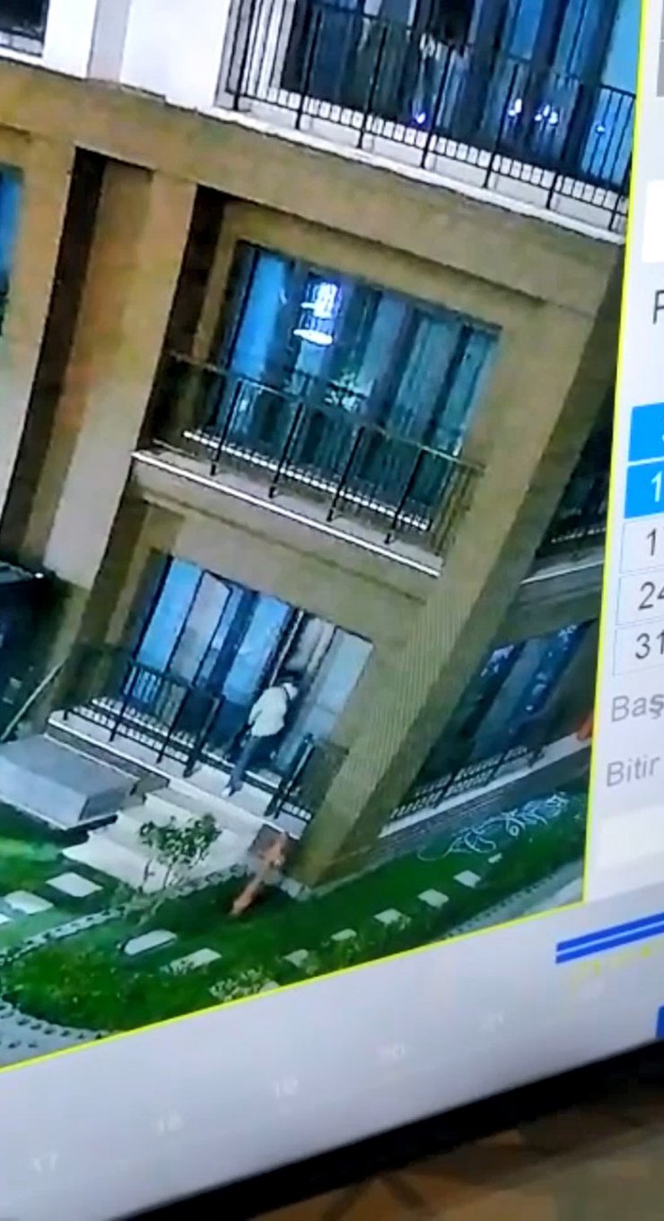 Başakşehir'de lüks sitedeki eve giren hırsız kamerada