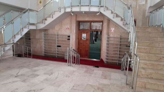 Camiyi yakmaya çalıştı, dışarıda bulunan araçlara zarar verdi