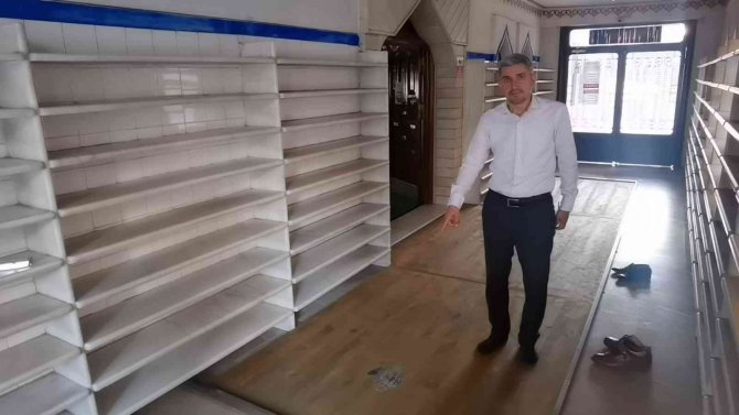 Camiyi yakmaya çalıştı, dışarıda bulunan araçlara zarar verdi