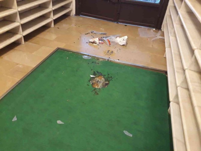 Camiyi yakmaya çalıştı, dışarıda bulunan araçlara zarar verdi