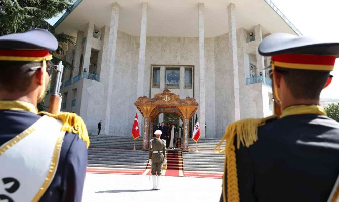 Cumhurbaşkanı Erdoğan Tahran’da resmi törenle karşılandı
