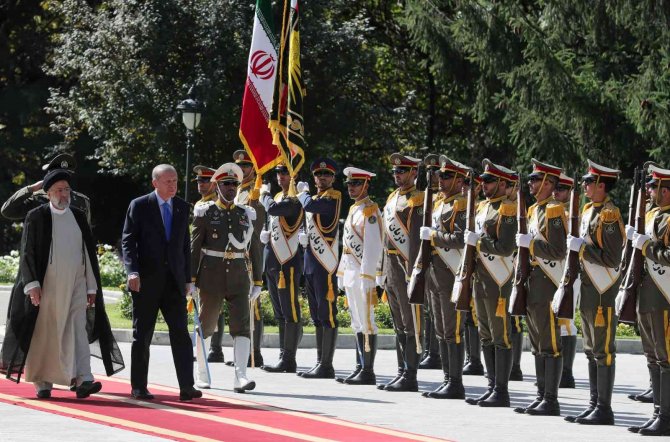 Cumhurbaşkanı Erdoğan Tahran’da resmi törenle karşılandı