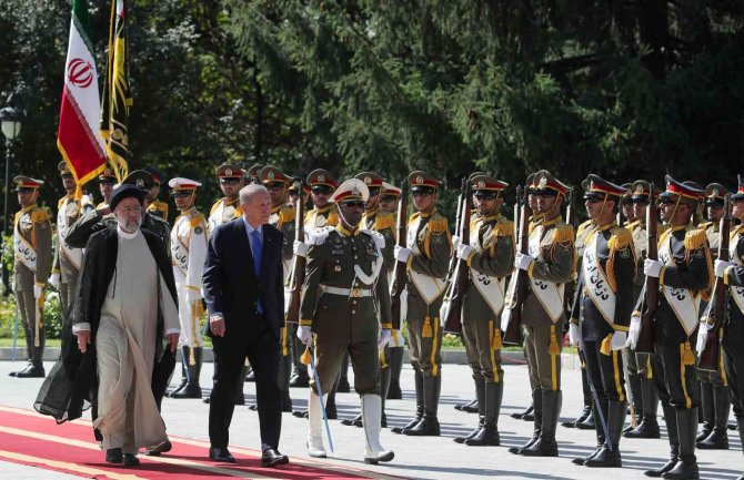 Cumhurbaşkanı Erdoğan Tahran’da resmi törenle karşılandı