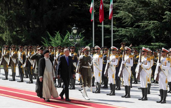 Cumhurbaşkanı Erdoğan Tahran’da resmi törenle karşılandı