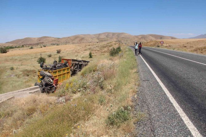 Devrilen traktör altında kalan sürücü ağır yaralandı