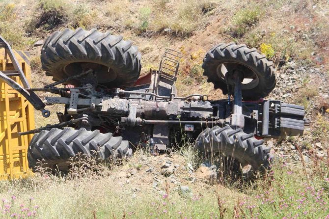 Devrilen traktör altında kalan sürücü ağır yaralandı
