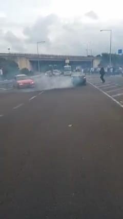 Düğün konvoyunda trafiği durdurup drift yaptılar