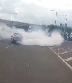 Düğün konvoyunda trafiği durdurup drift yaptılar