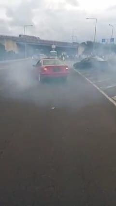 Düğün konvoyunda trafiği durdurup drift yaptılar