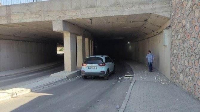 Elazığ’da kamyon alt geçide çarptı