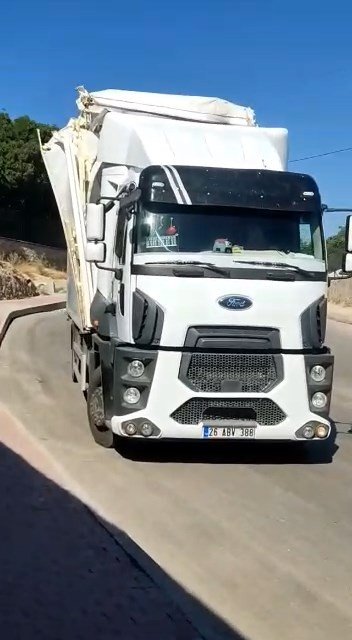 Elazığ’da kamyon alt geçide çarptı