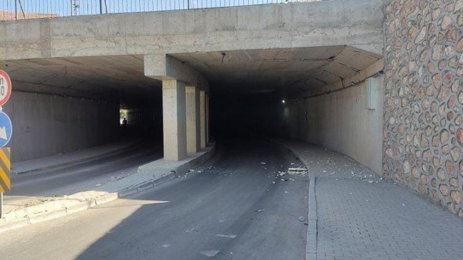 Elazığ’da kamyon alt geçide çarptı