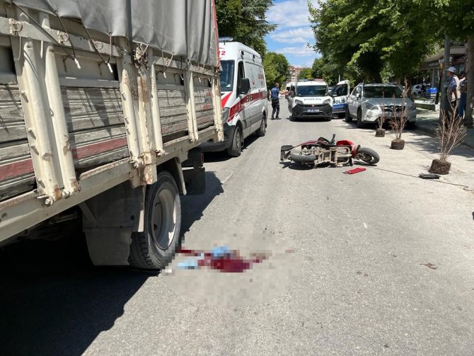 Elektrikli bisiklet sürücüsü kamyonun altında böyle kaldı