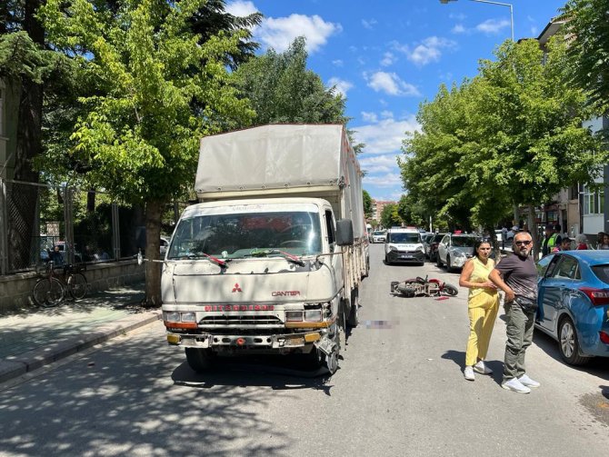 Elektrikli bisiklet sürücüsü kamyonun altında böyle kaldı