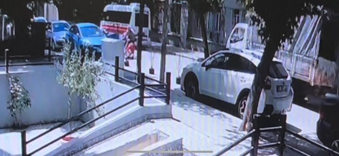 Elektrikli bisiklet sürücüsü kamyonun altında böyle kaldı