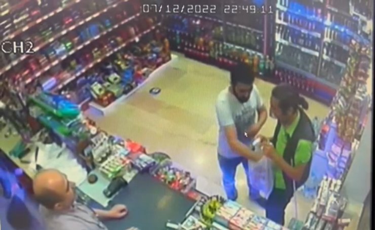 Görme engelliye tekme tokat saldırı kamerada