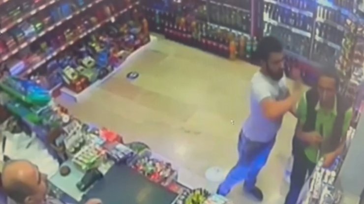 Görme engelliye tekme tokat saldırı kamerada