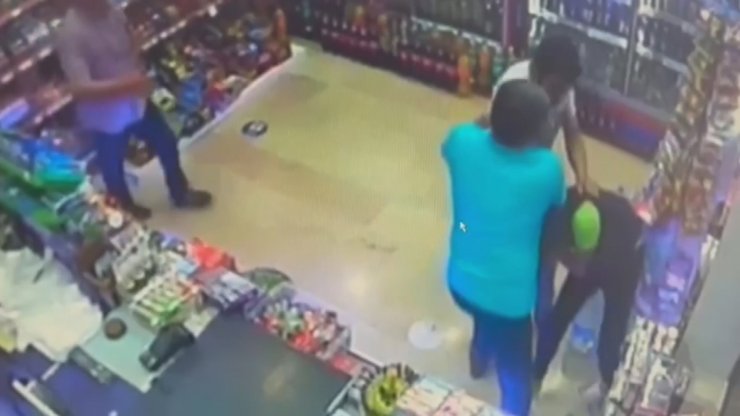 Görme engelliye tekme tokat saldırı kamerada