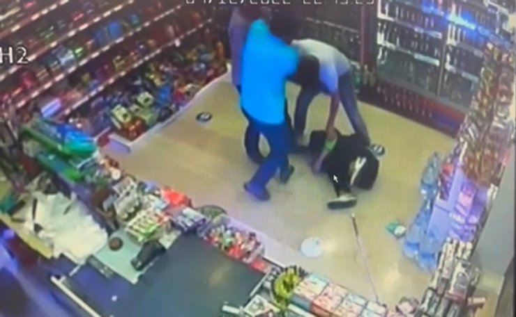 Görme engelliye tekme tokat saldırı kamerada