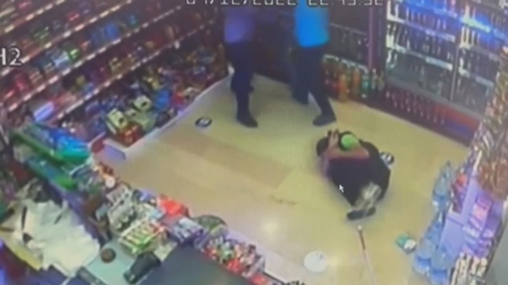 Görme engelliye tekme tokat saldırı kamerada