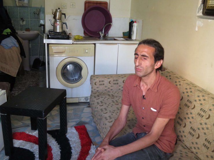 Görme engelliye tekme tokat saldırı kamerada