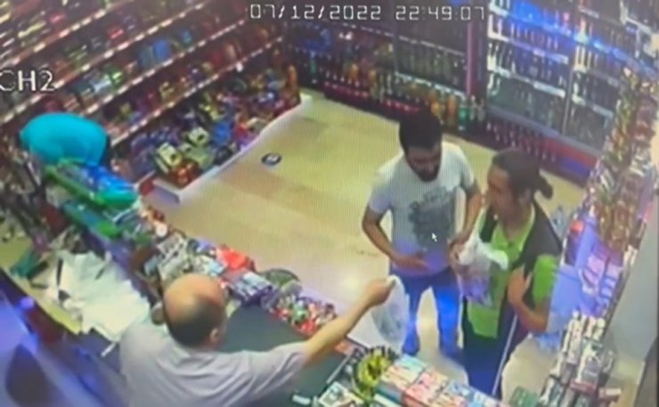 Görme engelliye tekme tokat saldırı kamerada