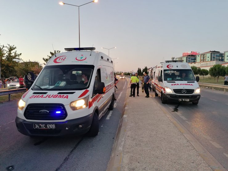 Hafif ticari araçla çarpışan otomobil takla attı: 5 yaralı